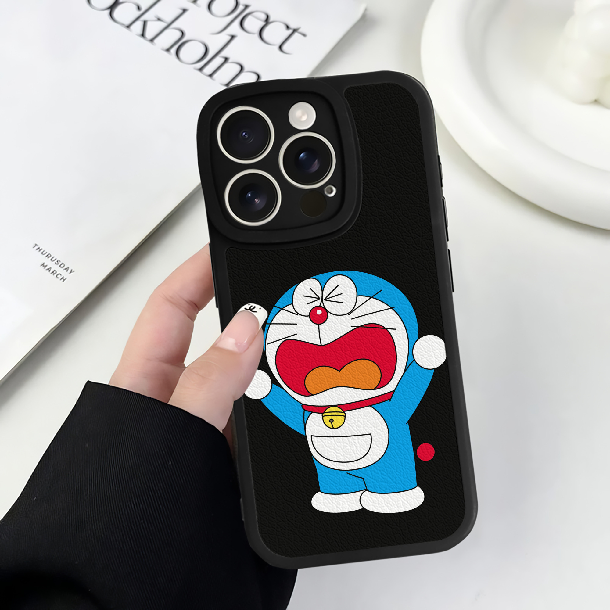 （画像用） ドラえもん Doraemon 【iPhone 16シリーズ対応】シリコンスマホケース（レザー調） 材質：シリコン
